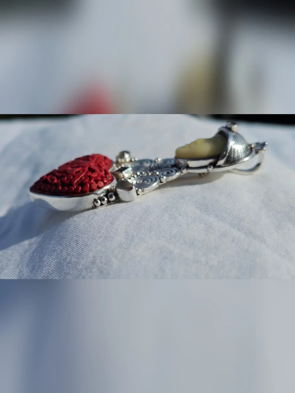 Vintage Sajen .925 Sterling  Balinese Goddess Carved Cinnabar Pendant Brooch - Picture 3 of 5